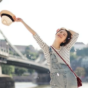 cung hoàng đạo cô gái cầm mũ Pexels Jessica Ticozzelli