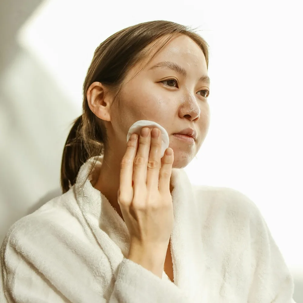 Cô gái đang chăm sóc làn da bị mẩn đỏ