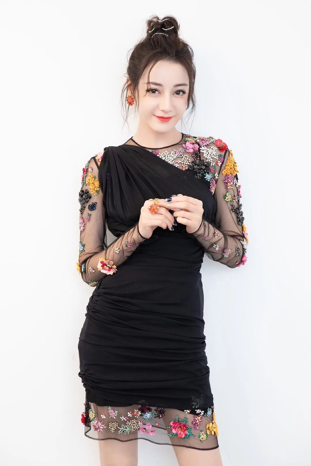 Địch Lệ Nhiệt Ba mặc đầm đen ôm sát đính hoa