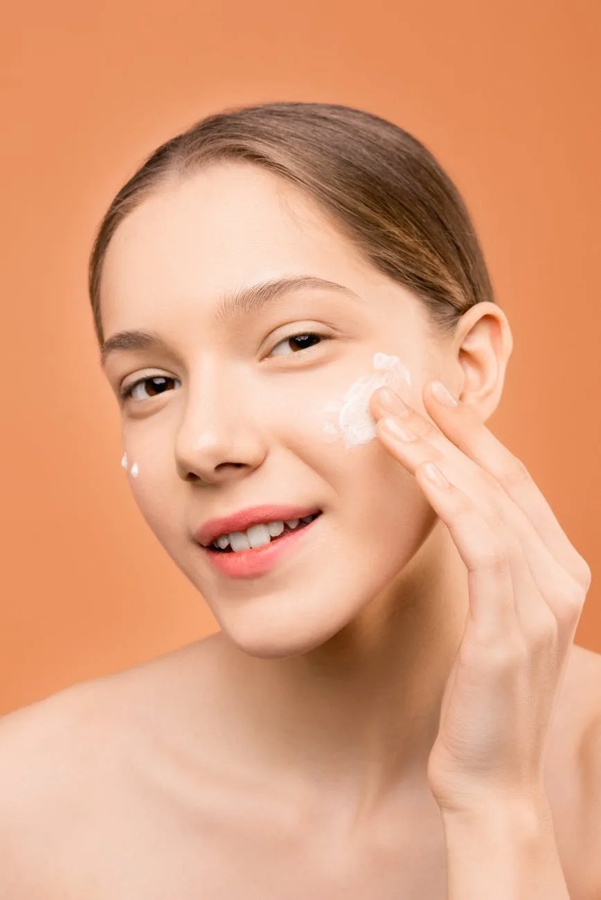 Cách dùng retinol-Cô gái bôi kem.