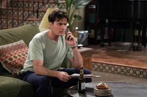 Charlie Sheen trong vai Charlie trong series truyền hình Two and A Half Men. Năm 2010, anh trở thành nam diễn viên truyền hình được trả thù lao cao nhất ở Hollywood nhờ vai diễn này.