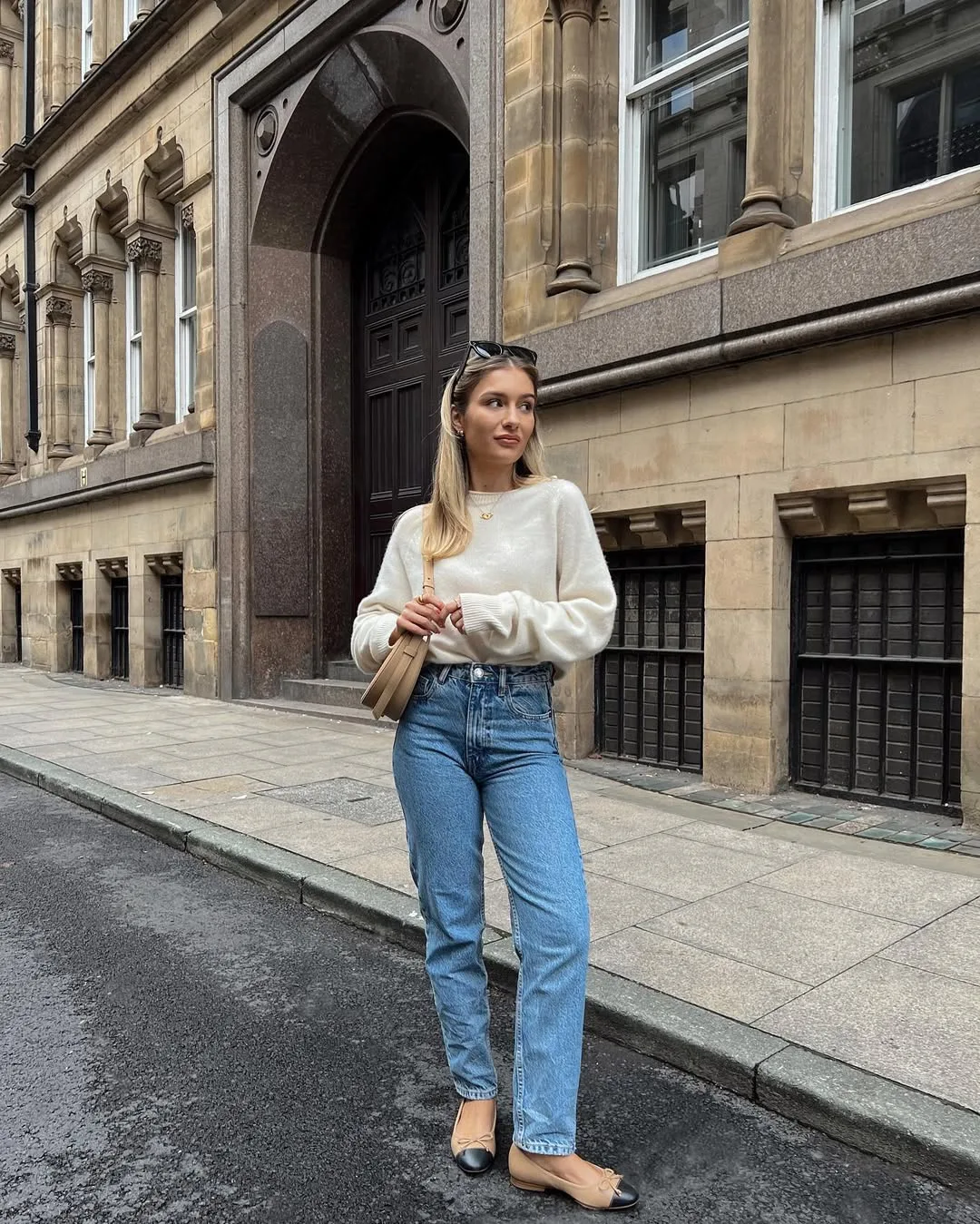 Quần jeans phối giày búp bê, vẻ đẹp nữ tính và hiện đại.