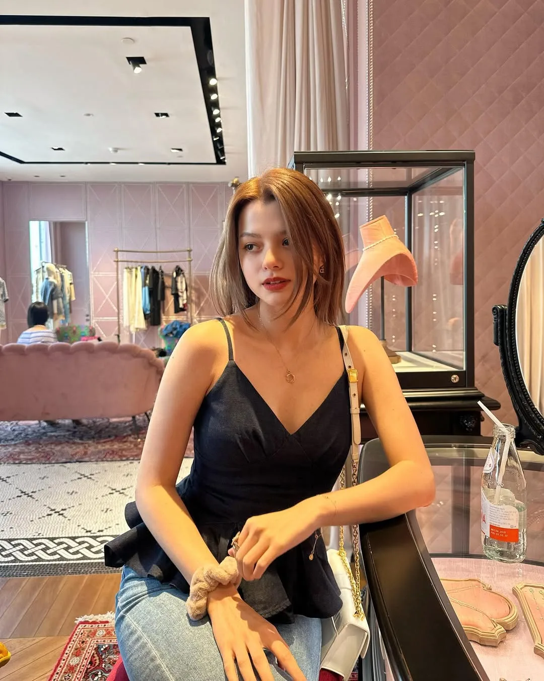 Becky và trang phục đơn giản