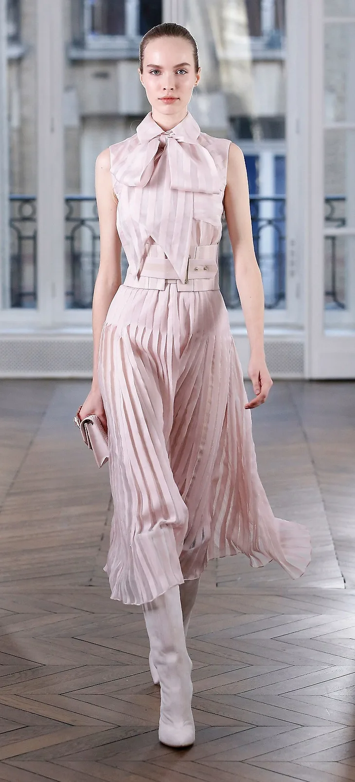 ELLE Việt Nam - Ralph & Russo hớp hồn phái đẹp với cảm hứng “Parisian Girl” trong bộ sưu tập mới (5) ELLE Việt Nam - Ralph & Russo hớp hồn phái đẹp với cảm hứng “Parisian Girl” trong bộ sưu tập mới (5)