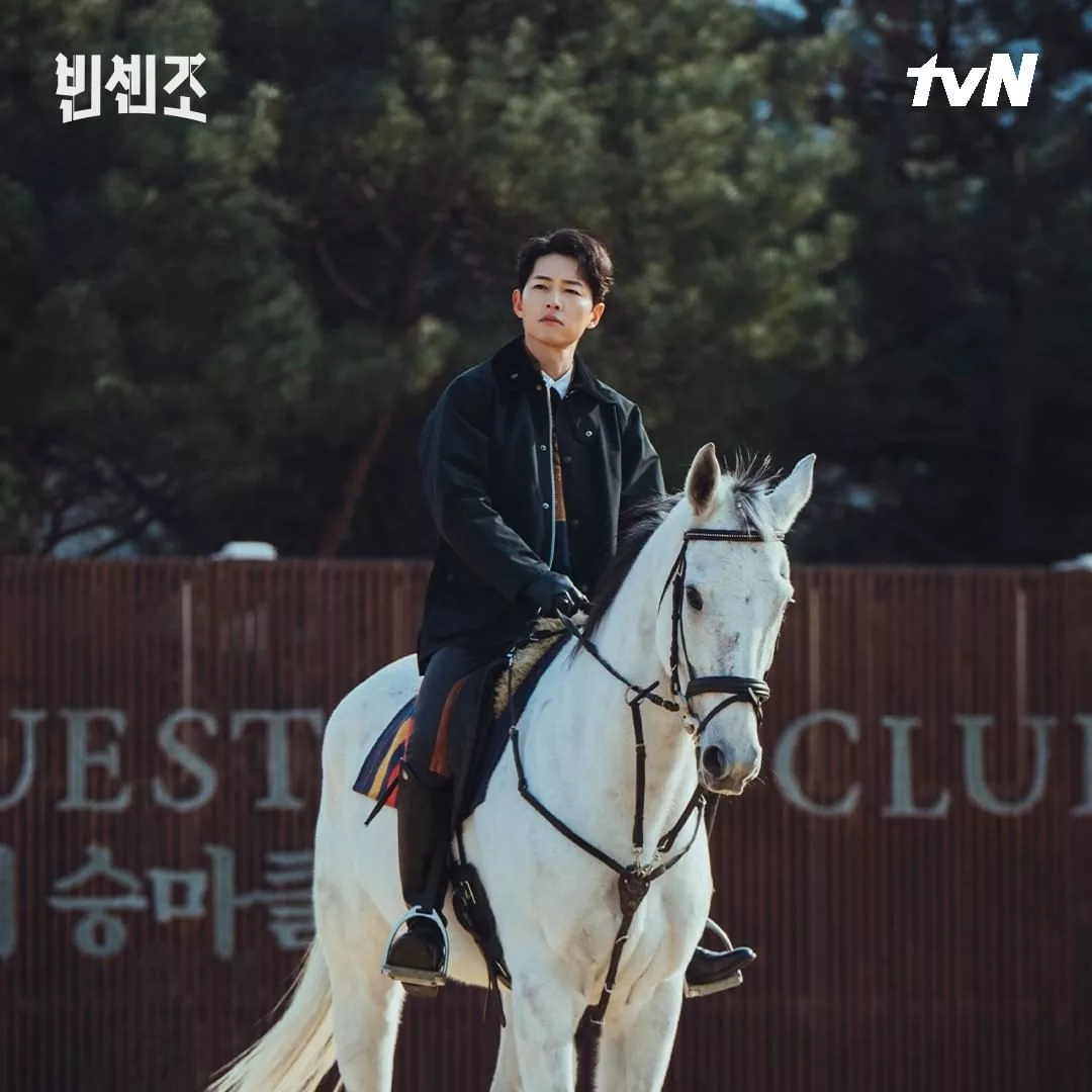 phân cảnh cưỡi ngựa hớp hồn khán giả của song joong ki trong vincenzo