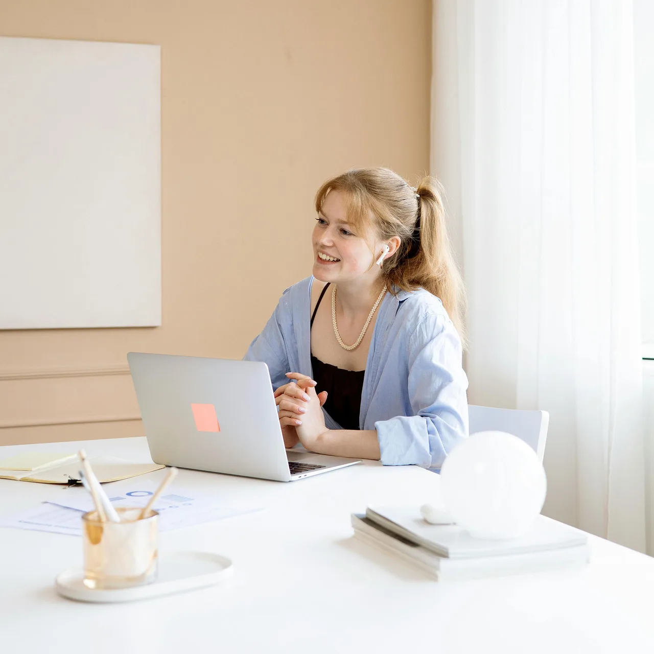 cô gái buộc tóc cao giao tiếp hiệu quả
