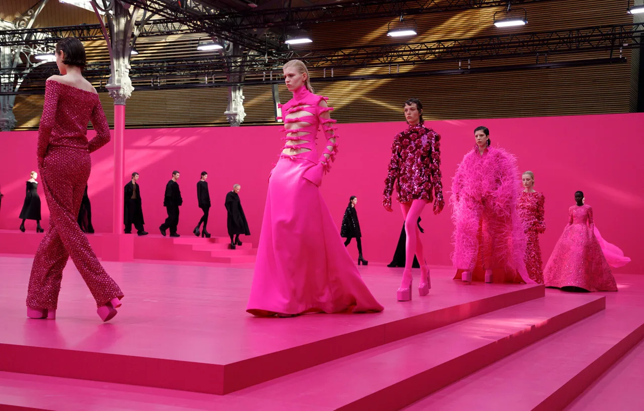 màu hồng valentino thay áo mới màu hồng valentino thay áo mới