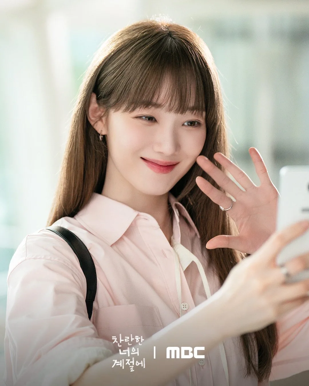 Lee Sung Kyung diện sơ mi hồng