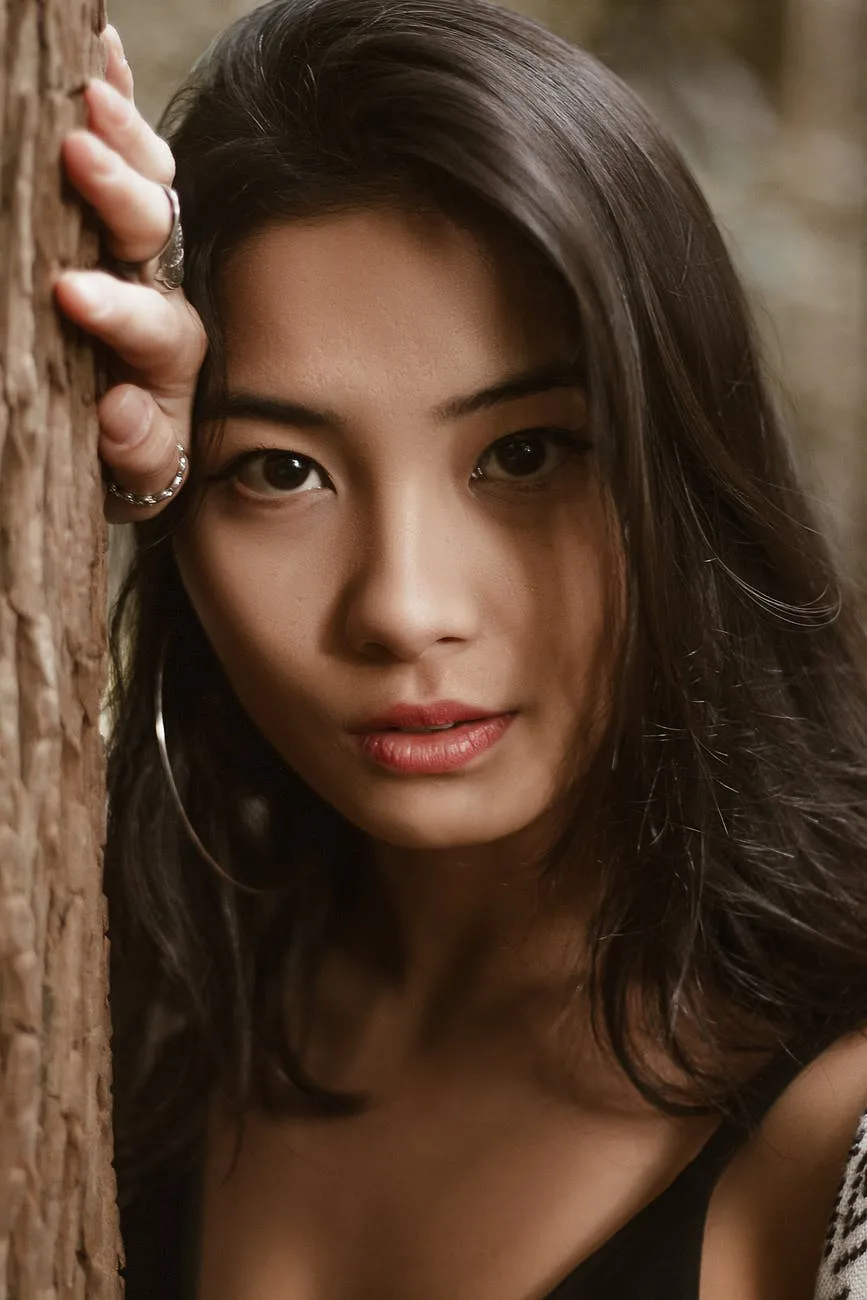 Thâm môi-Cô gái để tay lên cây. Thâm môi-Cô gái để tay lên cây.