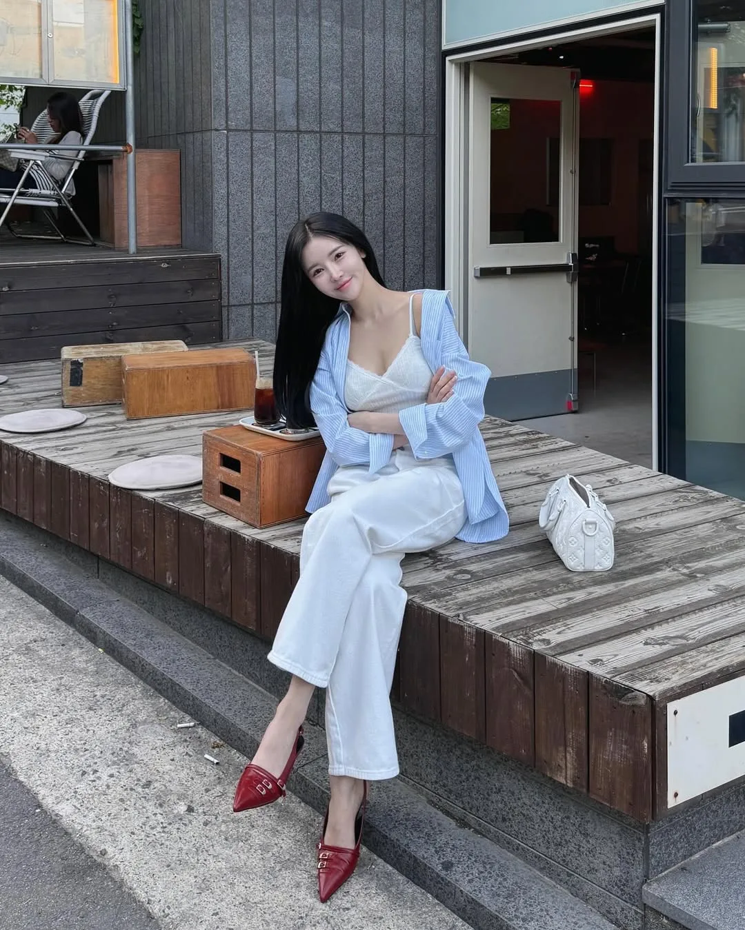 Biến tấu chiếc sơ mi kẻ sọc thành áo khoác mỏng để mang lại vẻ ngoài "effortless chic" đầy phóng khoáng.