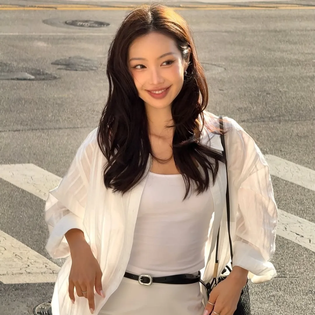 cô gái tươi cười dưới nắng