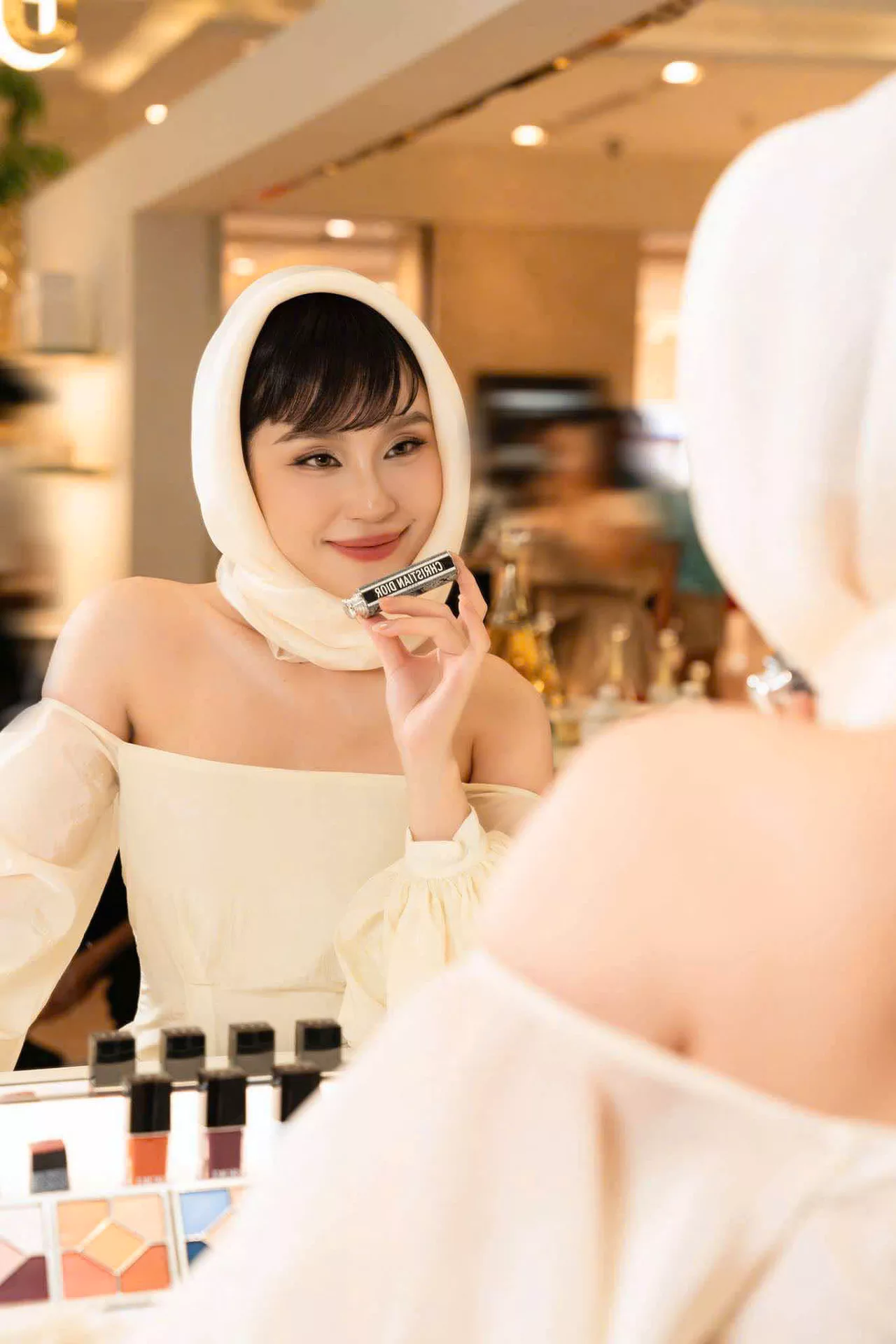 Hot Tiktoker Quỳnh Thi thích thú khám phá BST trang điểm giới hạn Plan de Paris