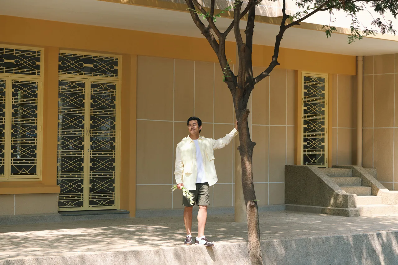 Thiên Minh trong trang phục linen của UNIQLO