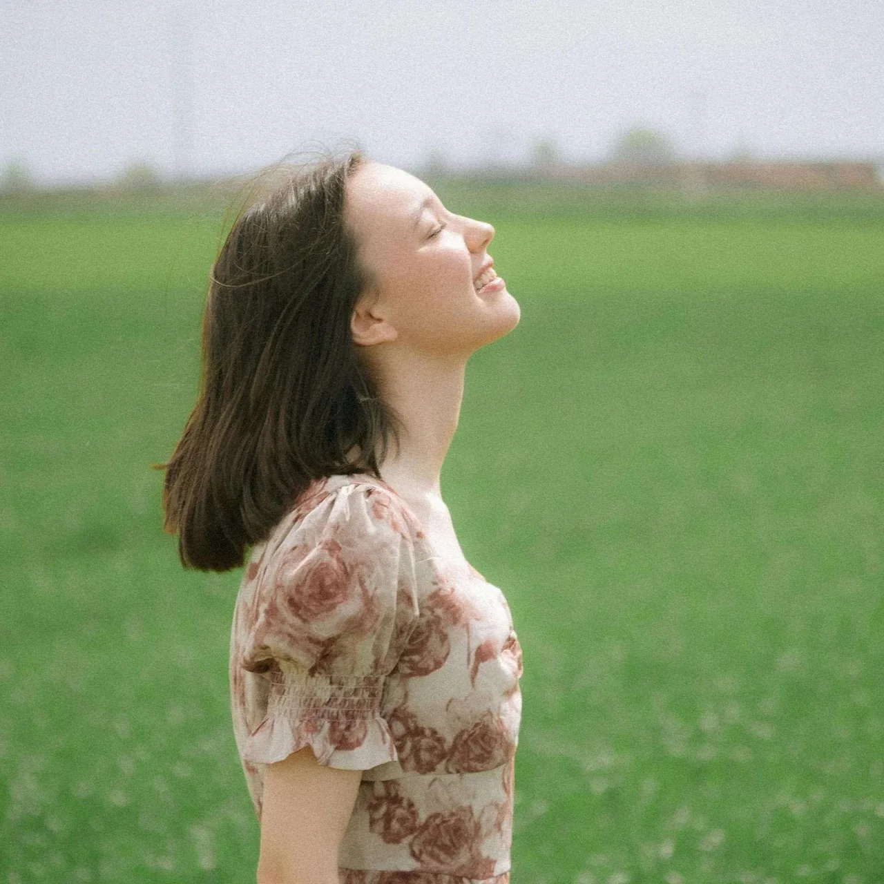 Cô gái đón nhận thông điệp vũ trụ