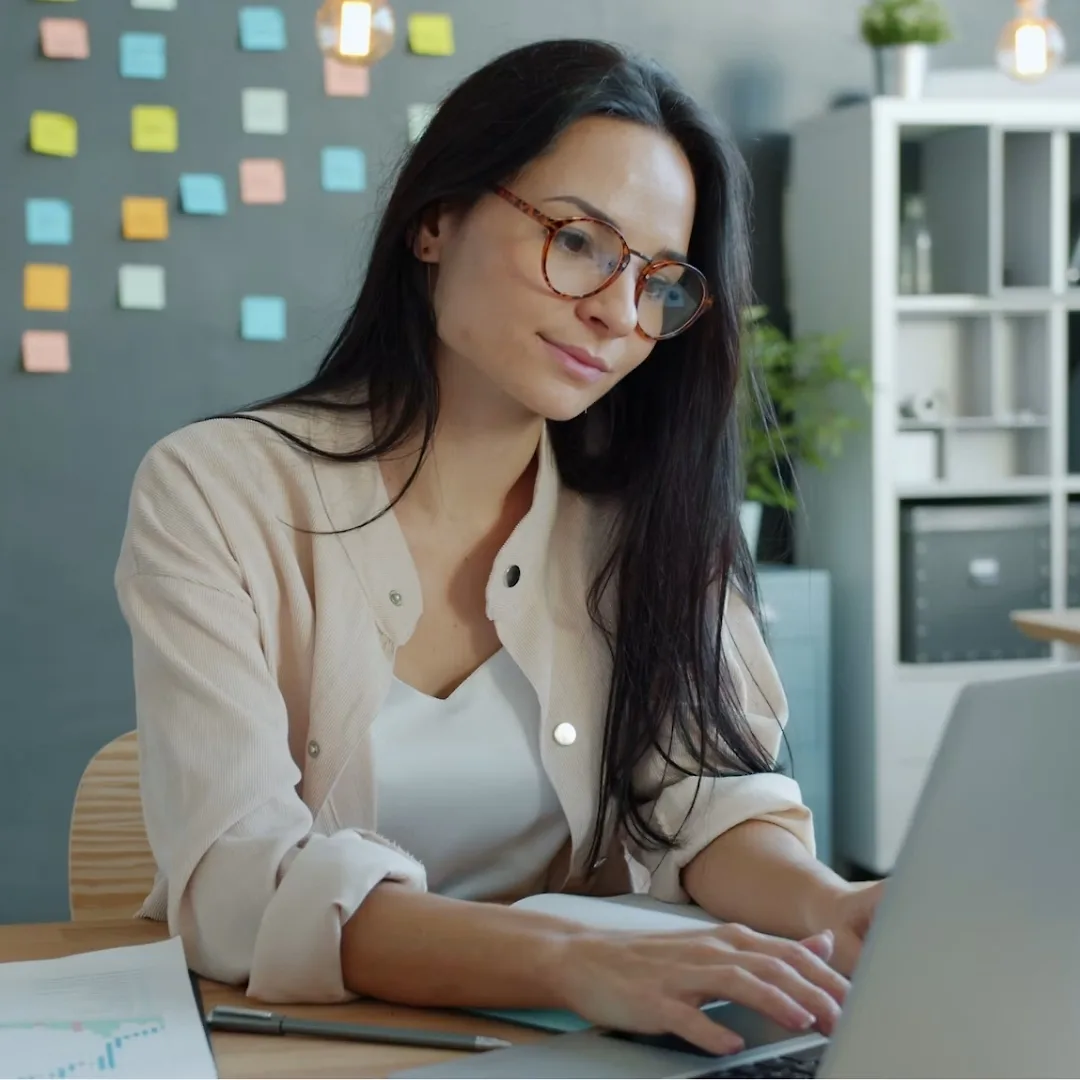cô gái đeo mắt kính chống ánh sáng xanh giảm đau nhức mắt
