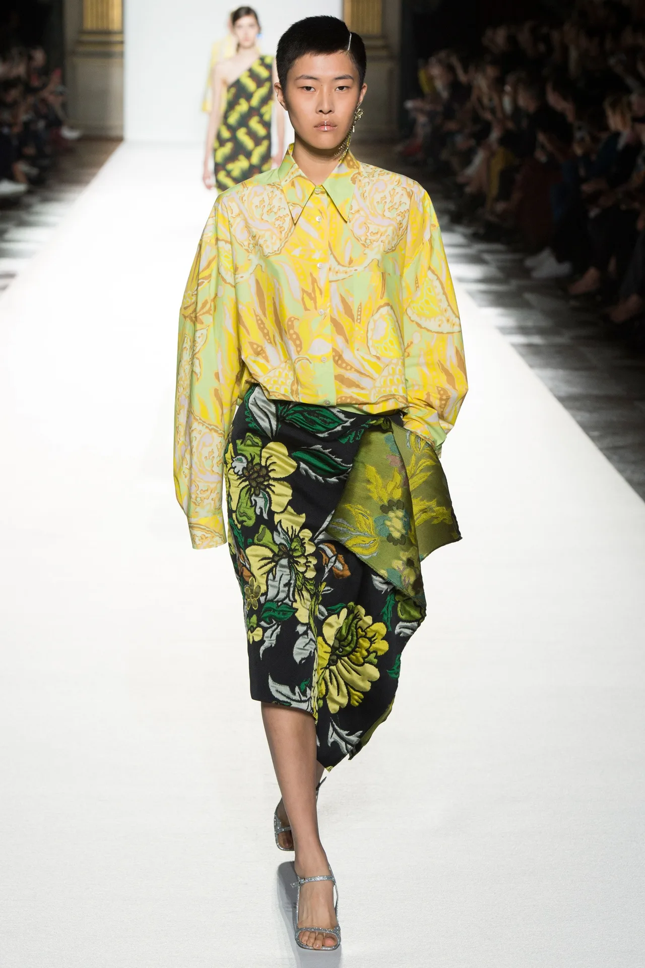 Paris Fashion Week: Muôn màu tích cực trong bst Xuân 2018 của Dries Van Noten