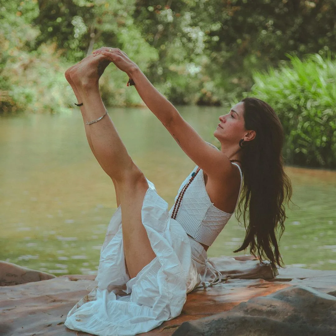 cô gái có thói quen tập yoga để tăng dopamine và cảm thấy hạnh phúc