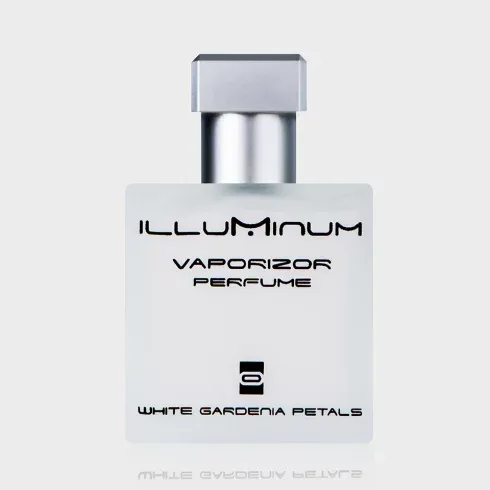 White Gardenia Petals by Illuminum nâng niu cơ thể người phụ nữ.