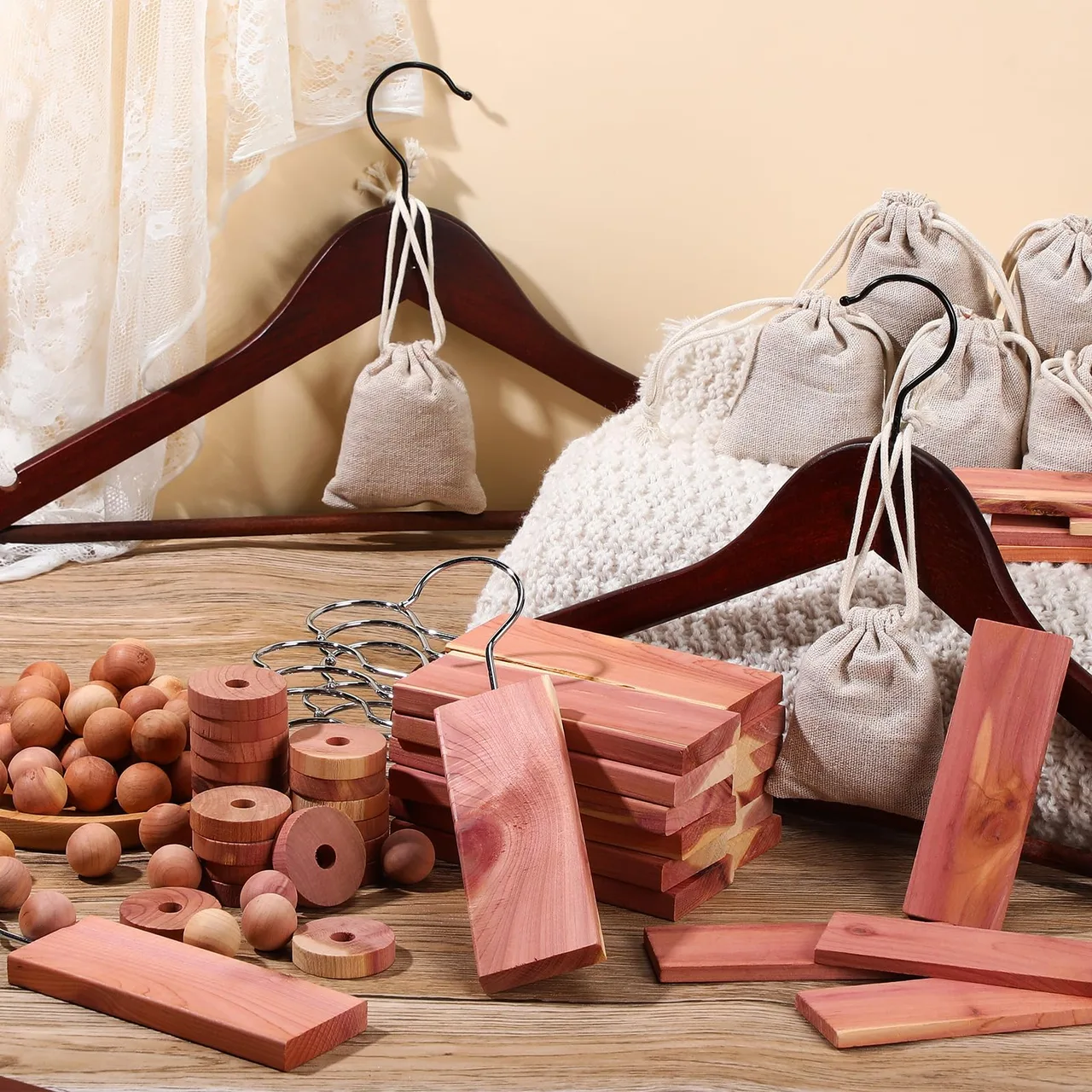 Gỗ tuyết tùng đặc trưng bởi hương thơm tự nhiên, độ bền cao, nhẹ, khả năng kháng mối mọt và chống mục nát tốt