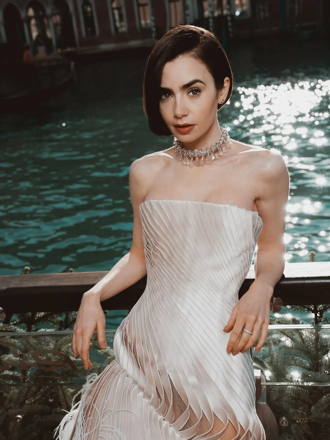 Đừng để những sợi dây áo ngực làm gián đoạn vẻ mượt mà của những thiết kế cúp ngực hay trễ vai duyên dáng.