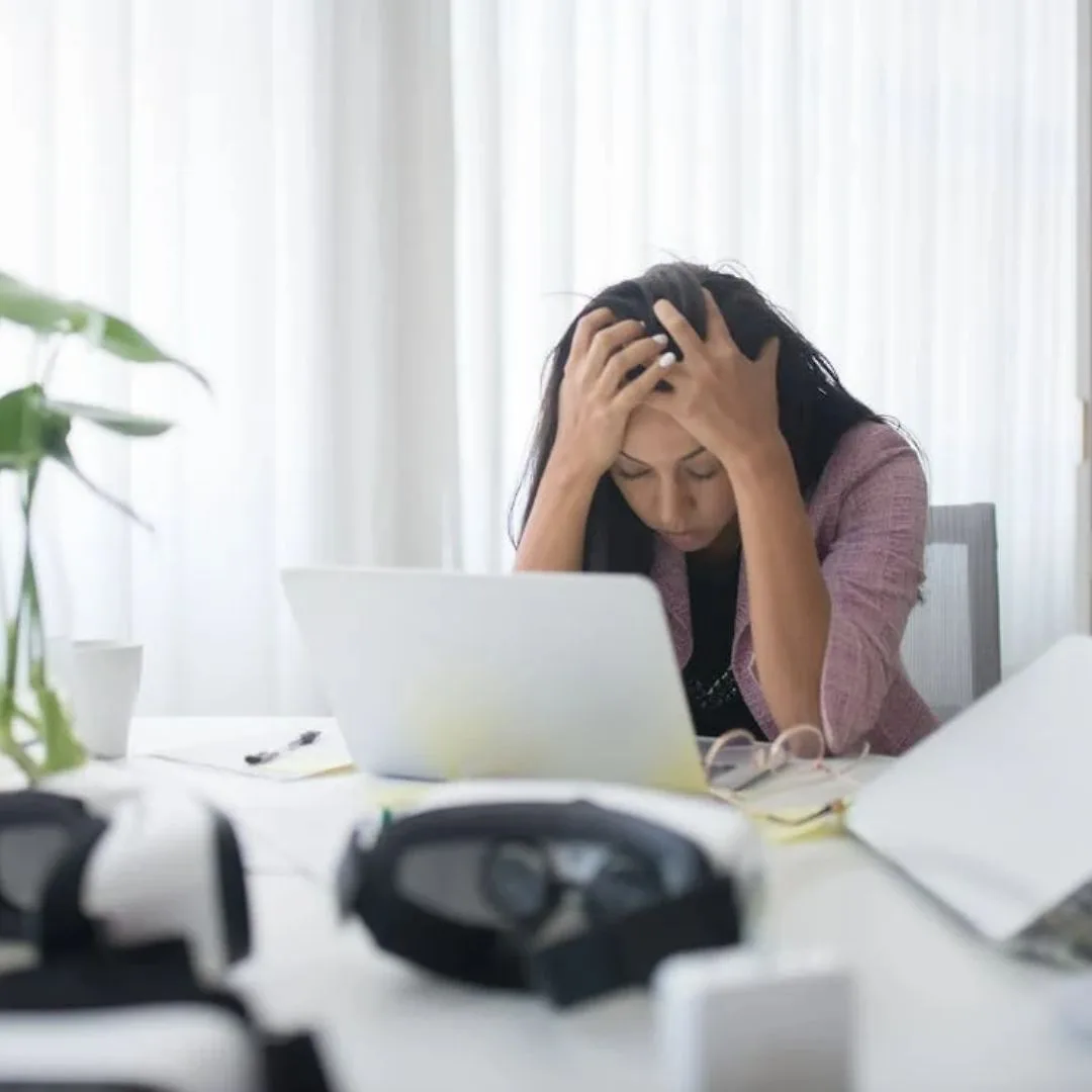 cô gái căng thẳng và áp lực