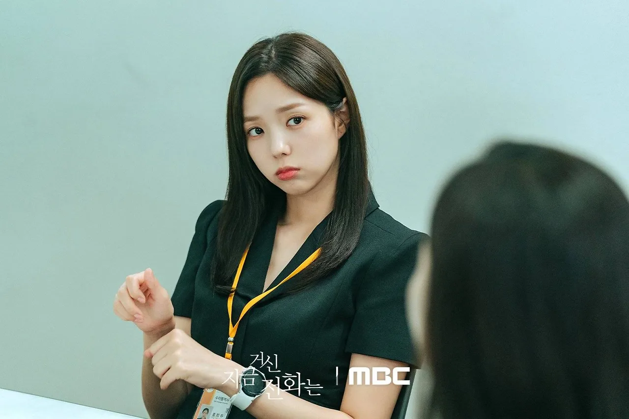 Chae Soo Bin trong "When the Phone Rings" diện vest ngắn tay