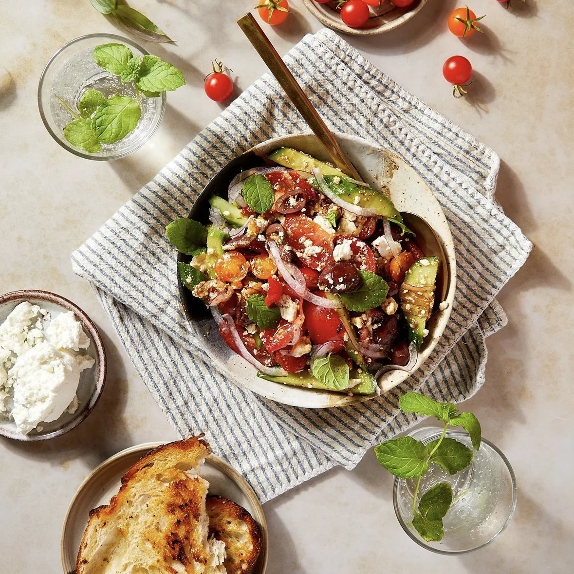 Hình ảnh đĩa salad ngon miệng giúp cân bằng bữa ăn lành mạnh.