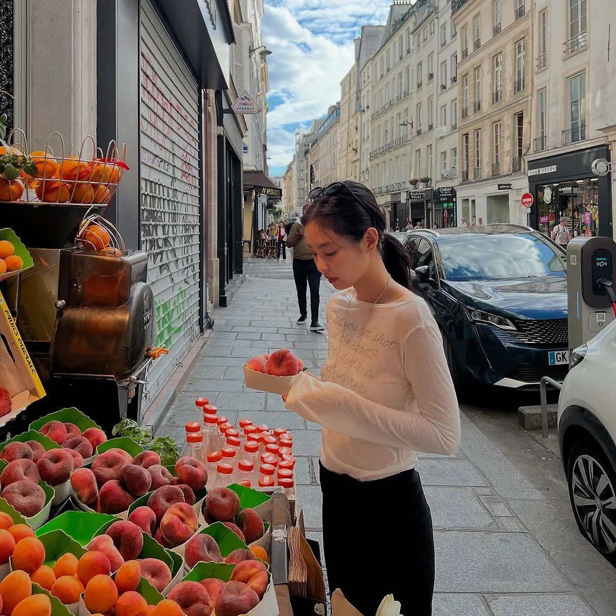 jennie diện áo tay dài mùa hè 