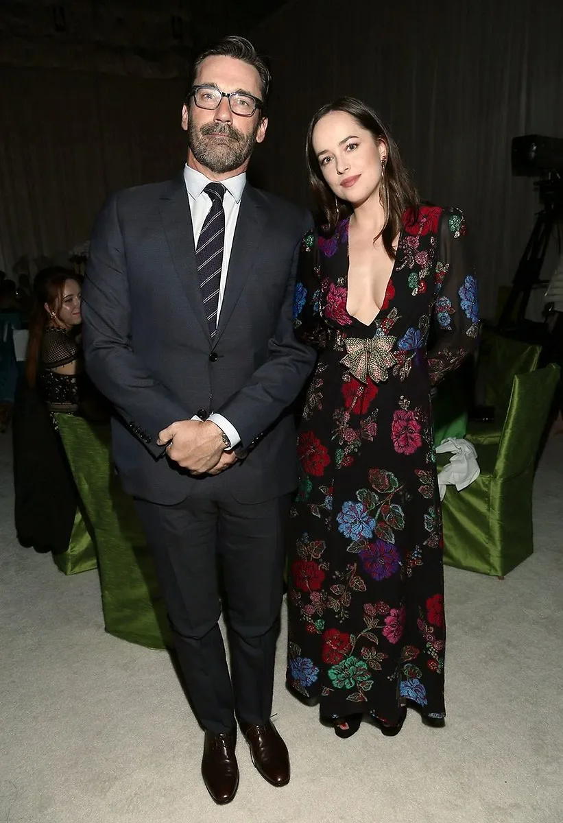 Jon Hamm và Dakota Johnson Jon Hamm và Dakota Johnson