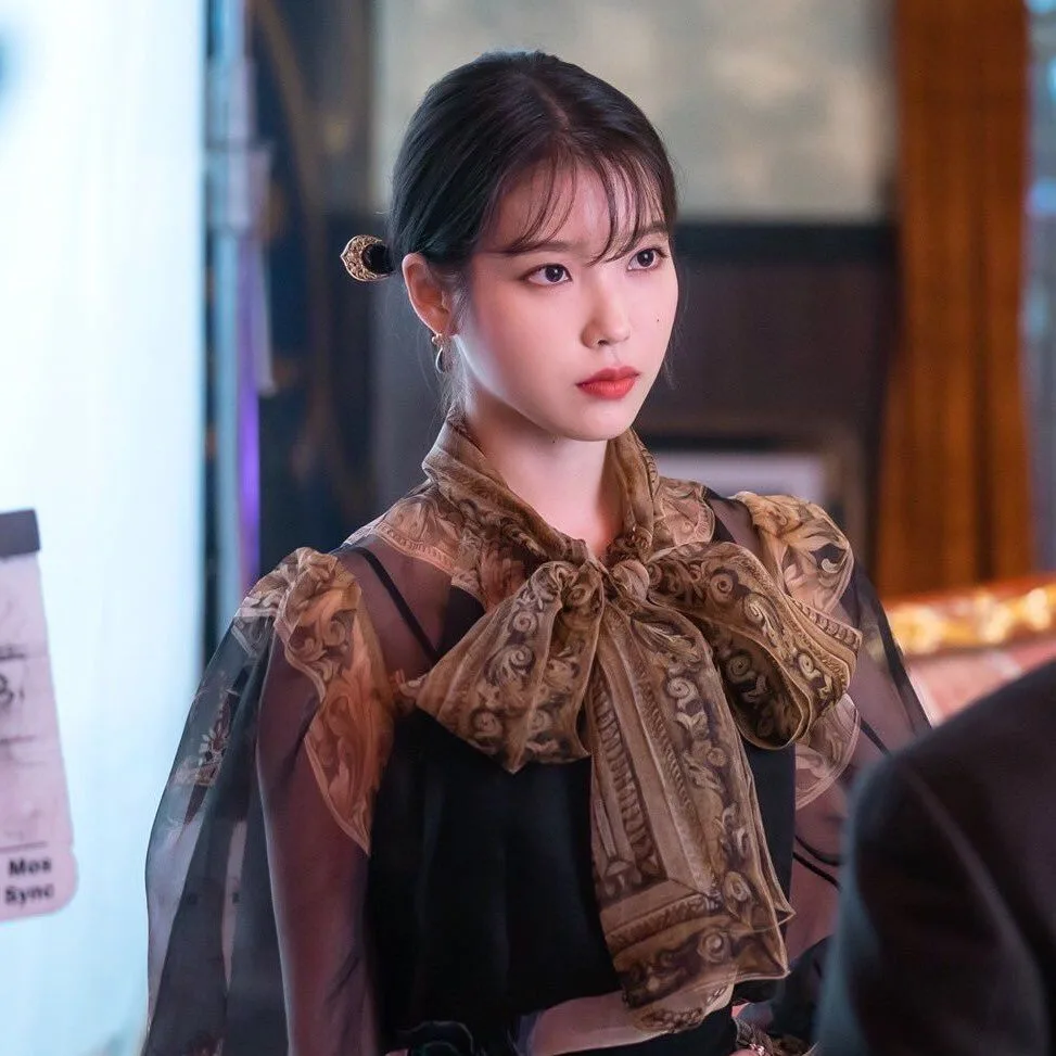 IU đầm xuyên thấu đen trắng họa tiết