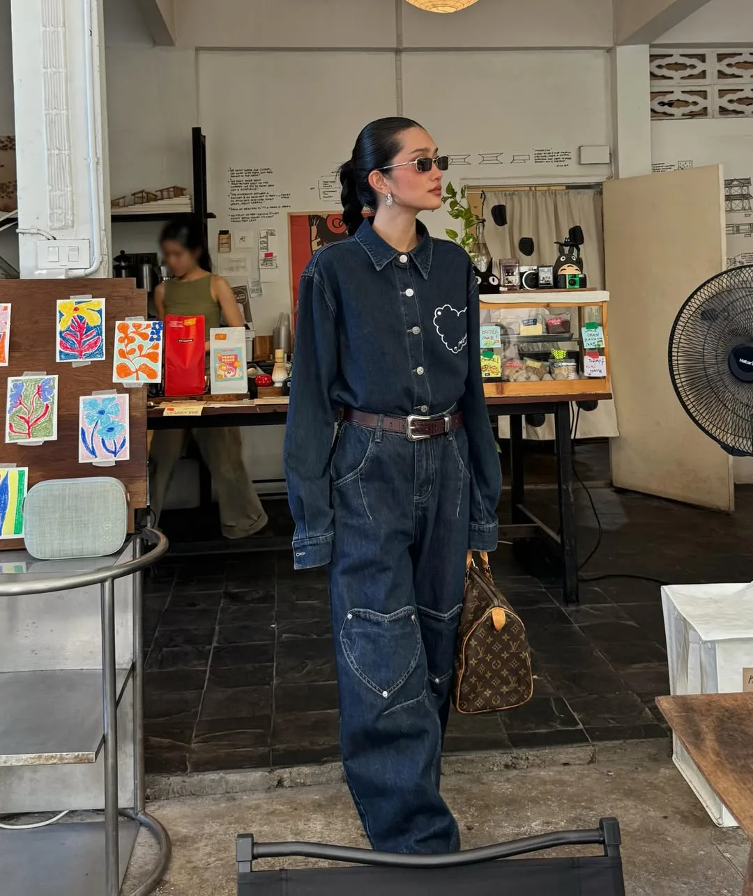 Nâng tầm outfit denim với phụ kiện da/da lộn màu nâu trầm mang hơi hướng cổ điển.