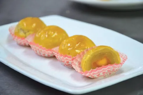 Bánh nhân lá thơm và trứng muối nướng.