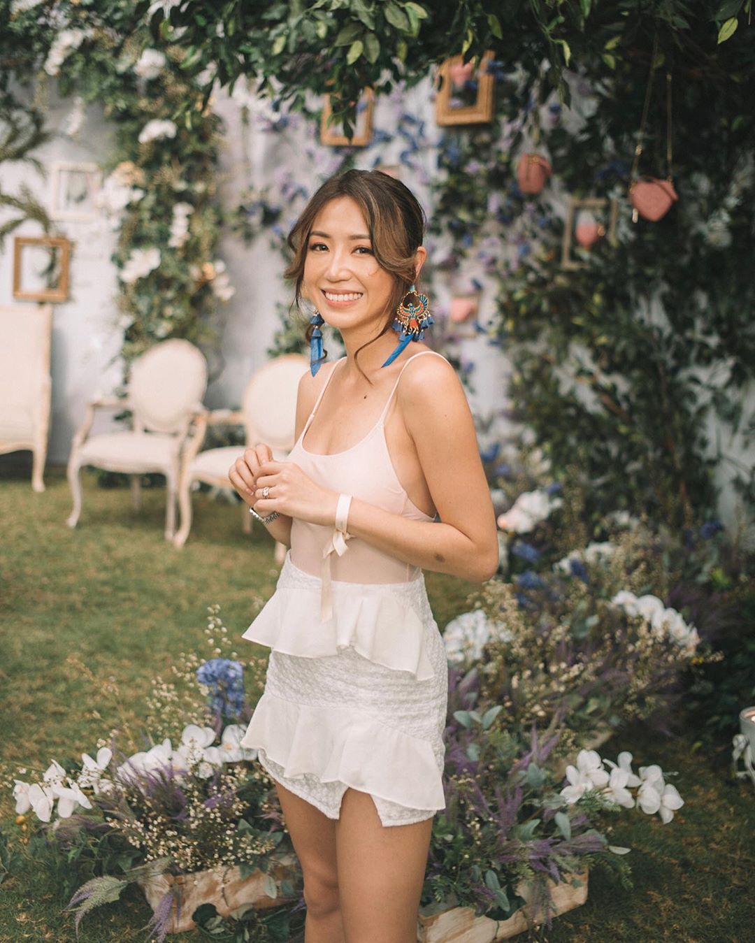 Bodysuit hai dây màu nude và chân váy ren trắng