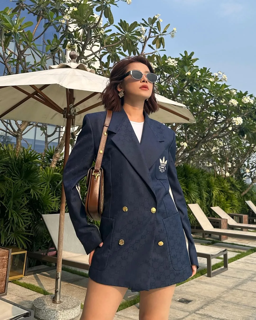 Blazer oversize cùng quần short giúp Chi Pu tôn lên đôi chân thon thả.