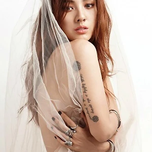 So huu tai san hon 30 trieu do Lee Hyori van chon song binh di – ellevn - 0