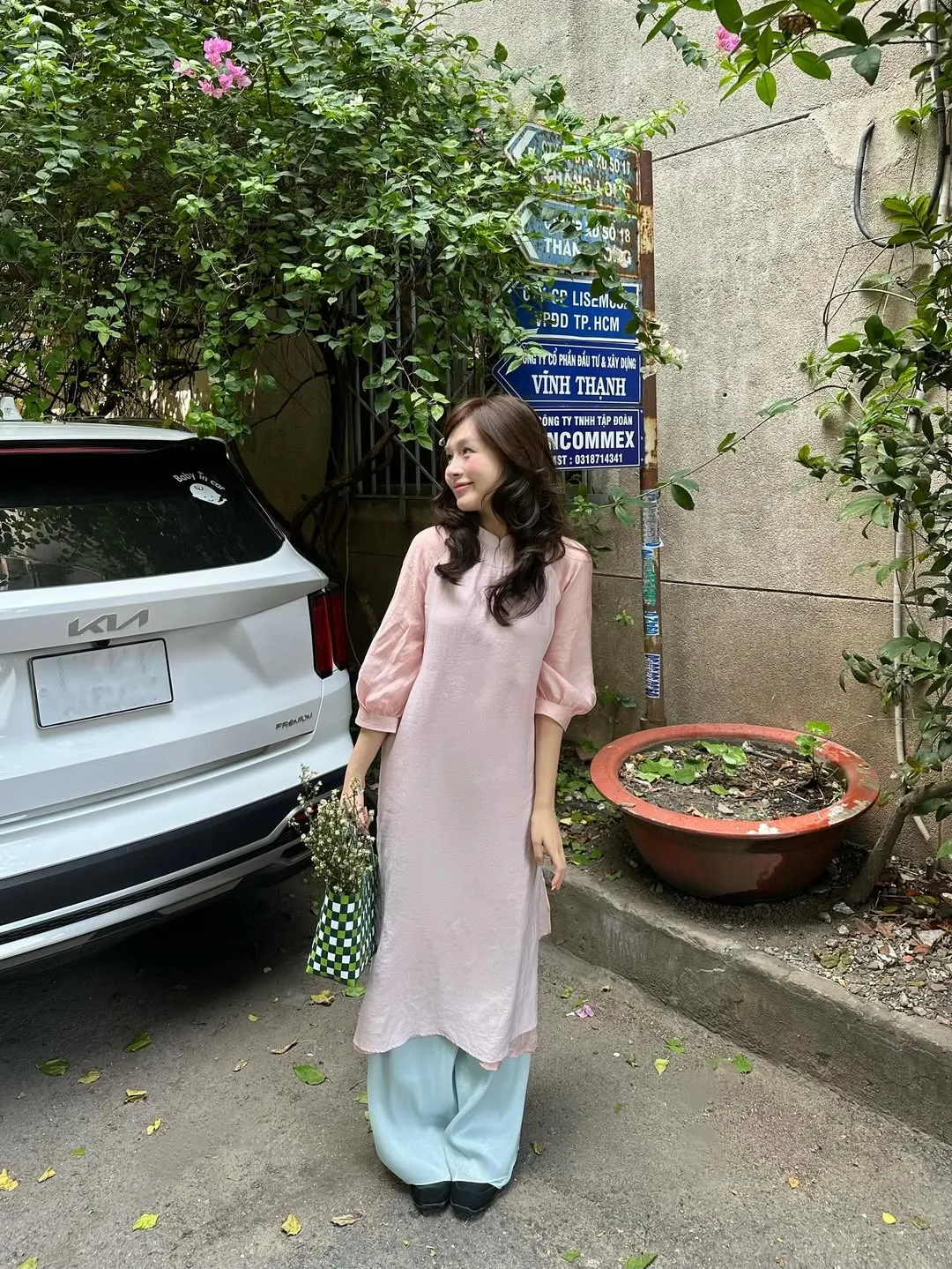 Vai áo phồng nhẹ giúp tôn vinh phong thái ung dung và sắc sảo của các cô nàng hiện đại.