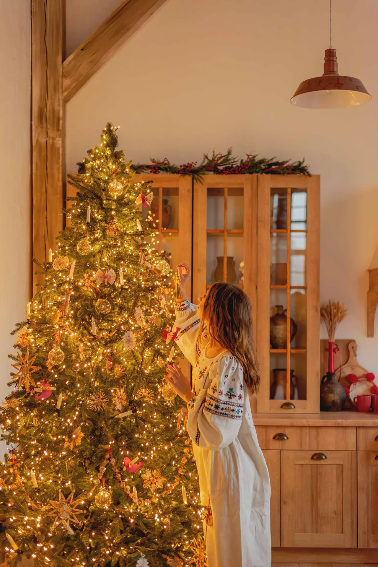 cô gái trang trí noel cô đơn