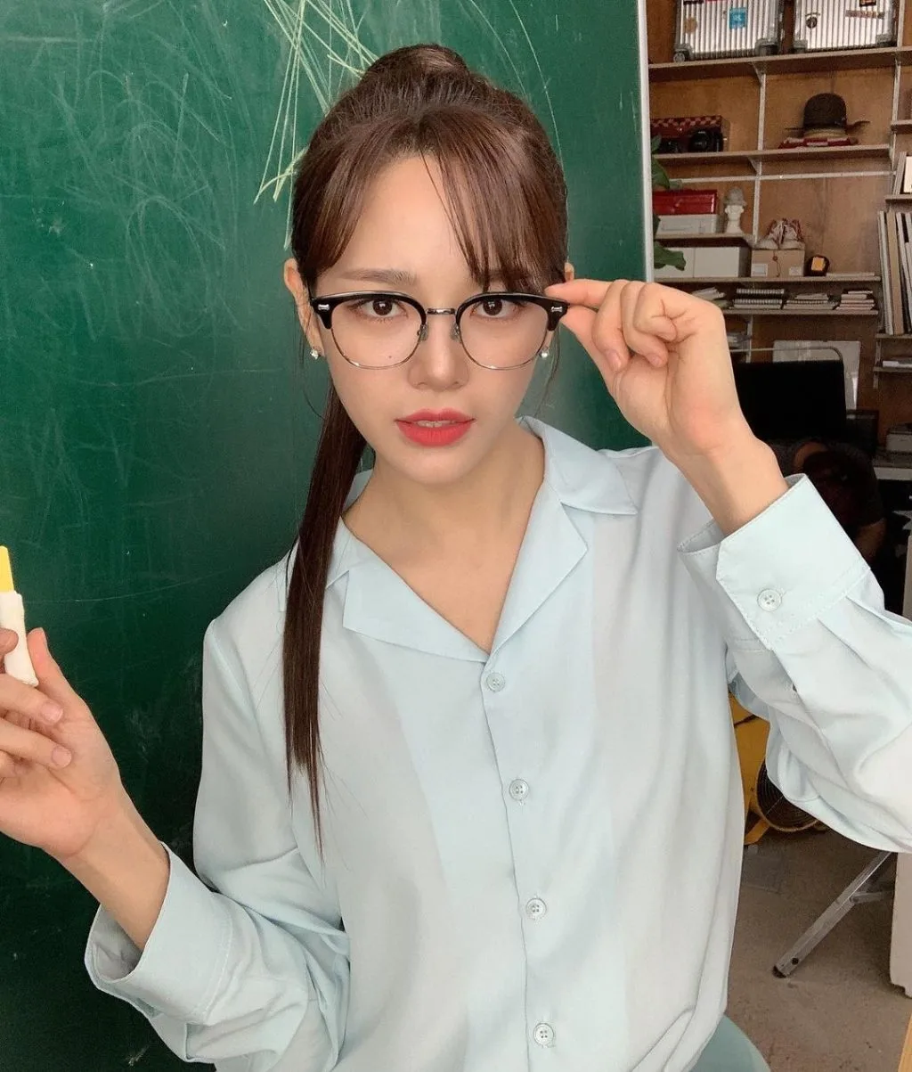 Kim Sejeong nổi bật với mắt kính. Kim Sejeong nổi bật với mắt kính.