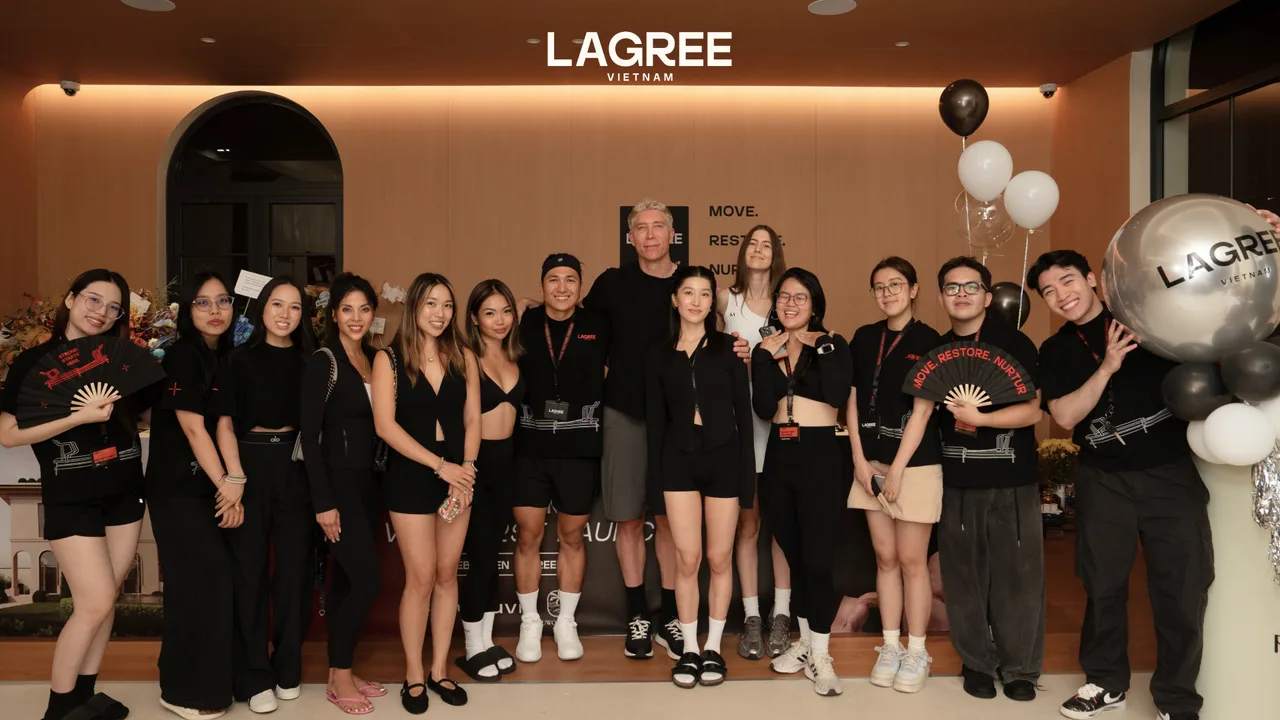 Chuyên gia fitness Sébastien Lagree và đội ngũ nhân viên studio tại TP.HCM.