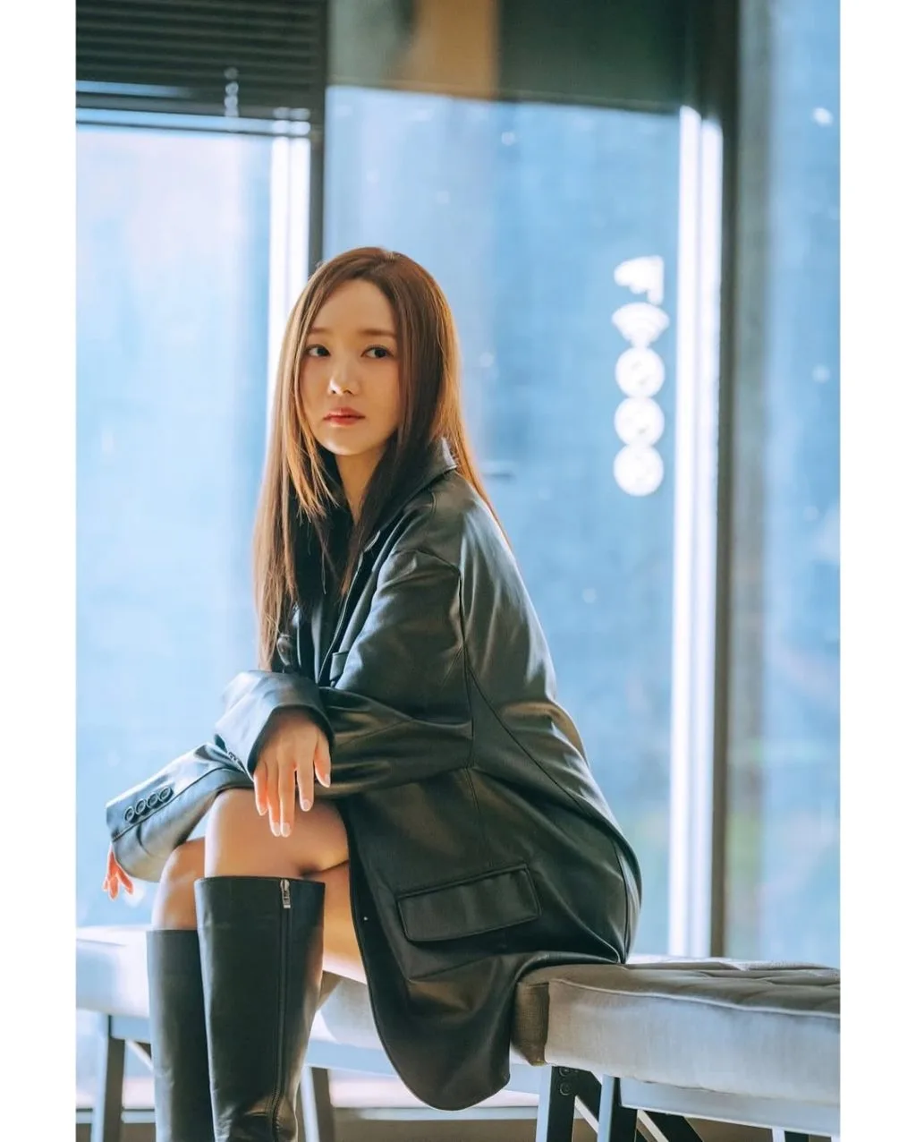 Park Min Young diện áo khoác da bóng trong "Nữ Hoàng Lừa Đảo"