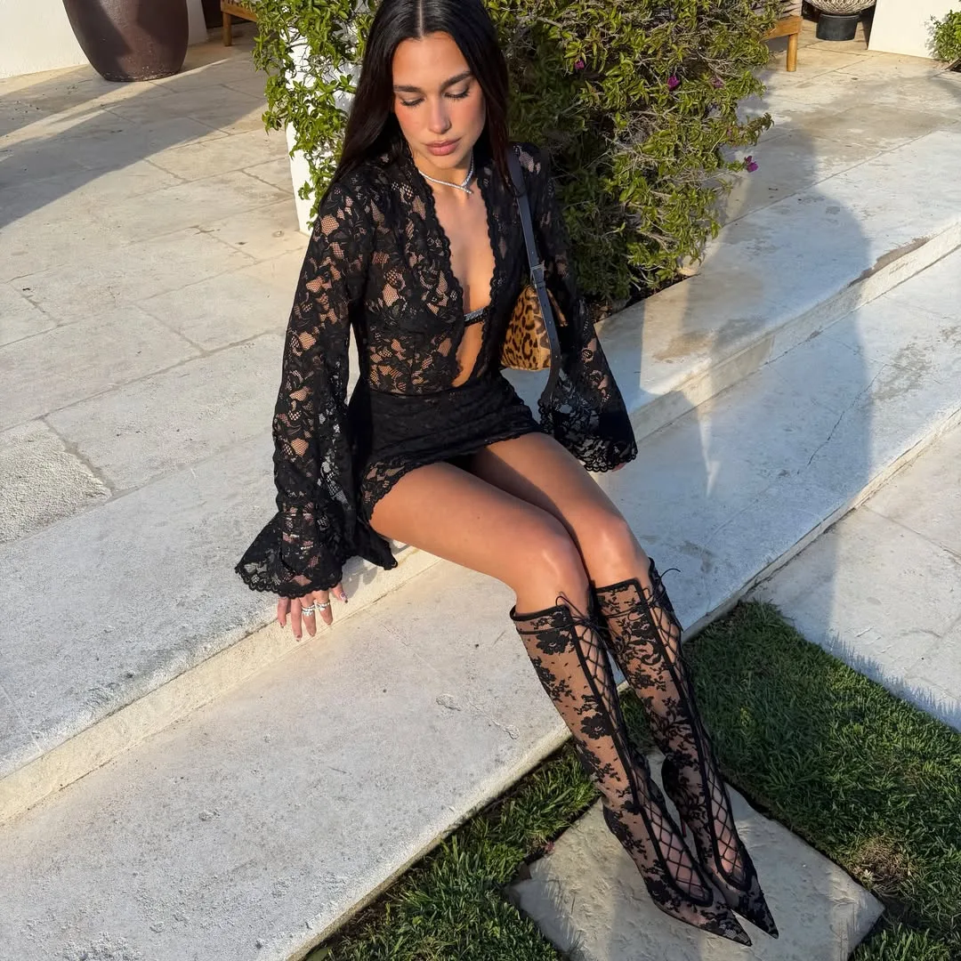 Dua Lipa diện chiếc váy xuyên thấu màu đen điểm chi tiết ánh kim từ Chloé