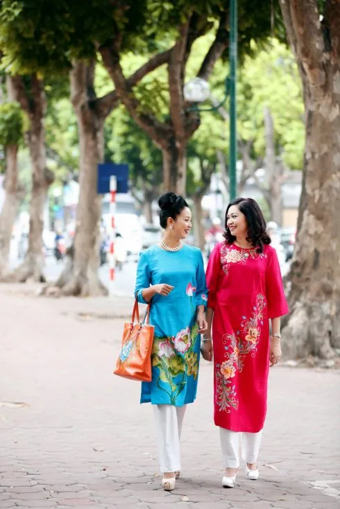 Doanh nhân Phùng Thủy - chủ thương hiệu Peony và nghệ sĩ Chiều Xuân trong những mẫu áo dài của BST Tinh hoa sắc Việt.