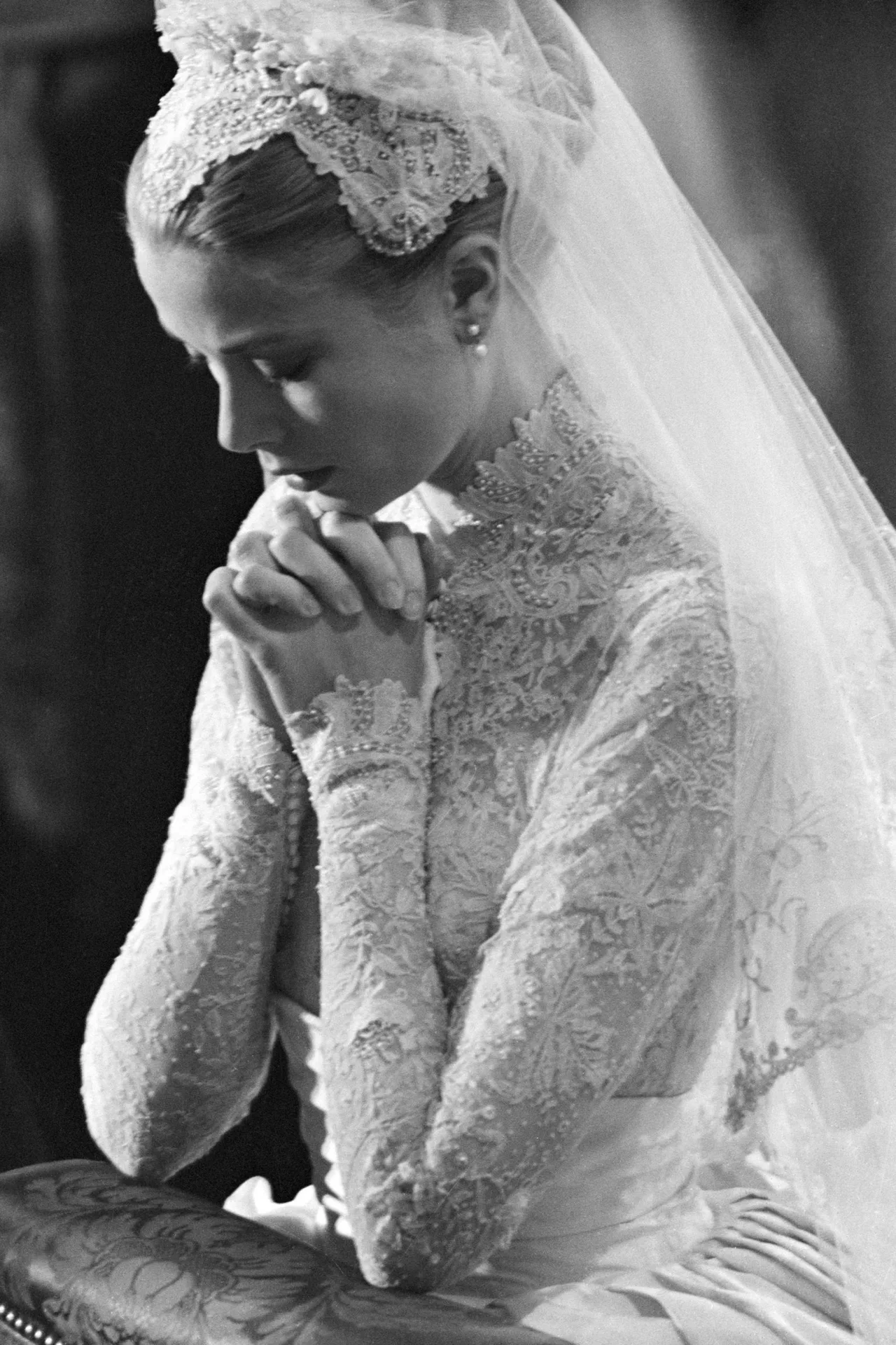 váy ren đính ngọc trai grace kelly