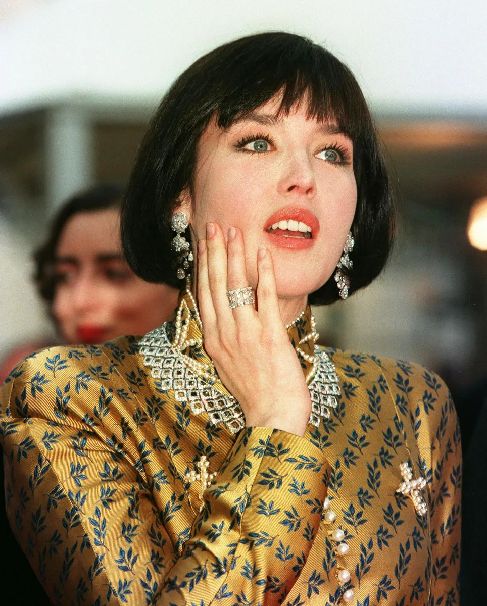 Isabelle Adjani nổi tiếng với các vai diễn trong phim Queen Margot, Possession và là một trong những biểu tượng sắc đẹp Pháp vượt thời gian. Isabelle Adjani nổi tiếng với các vai diễn trong phim Queen Margot, Possession và là một trong những biểu tượng sắc đẹp Pháp vượt thời gian.