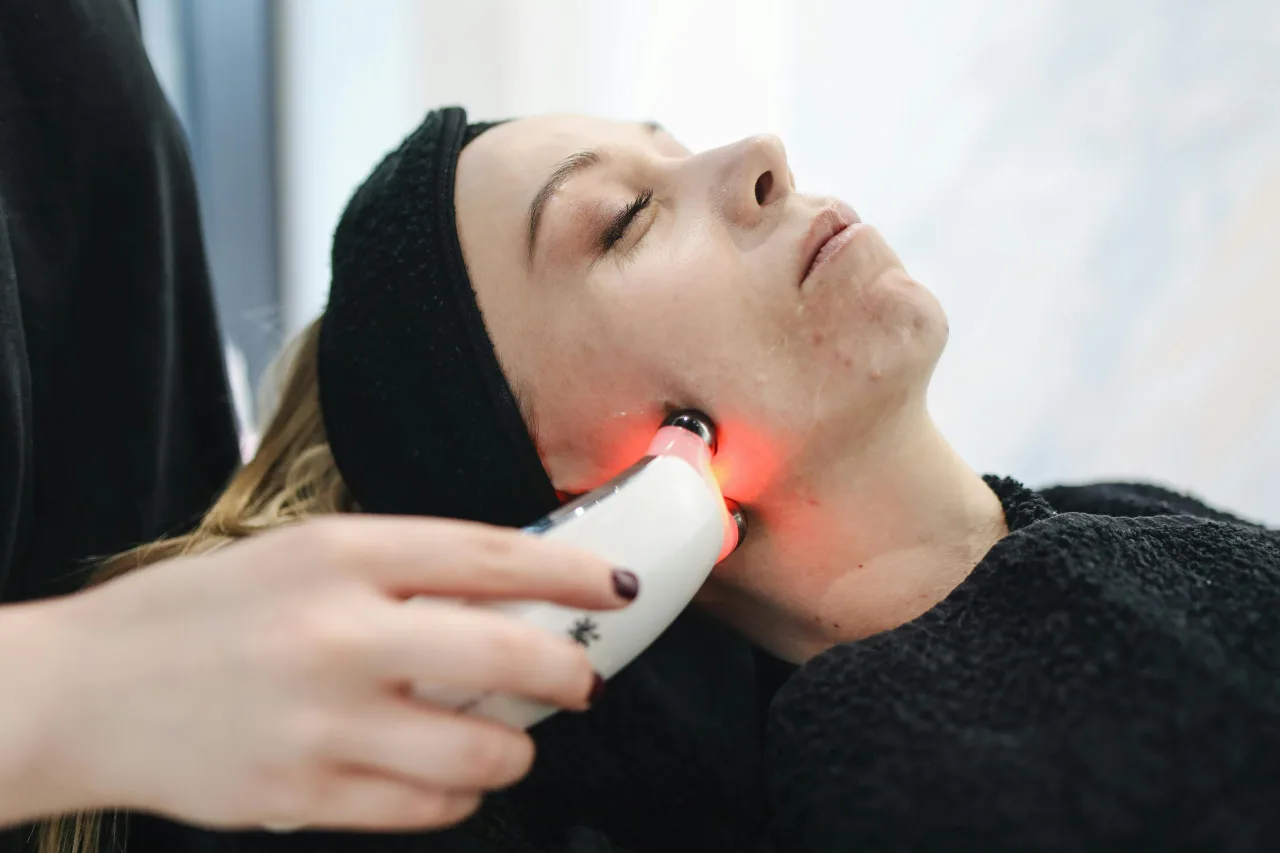phụ nữ chăm sóc da từ plasma