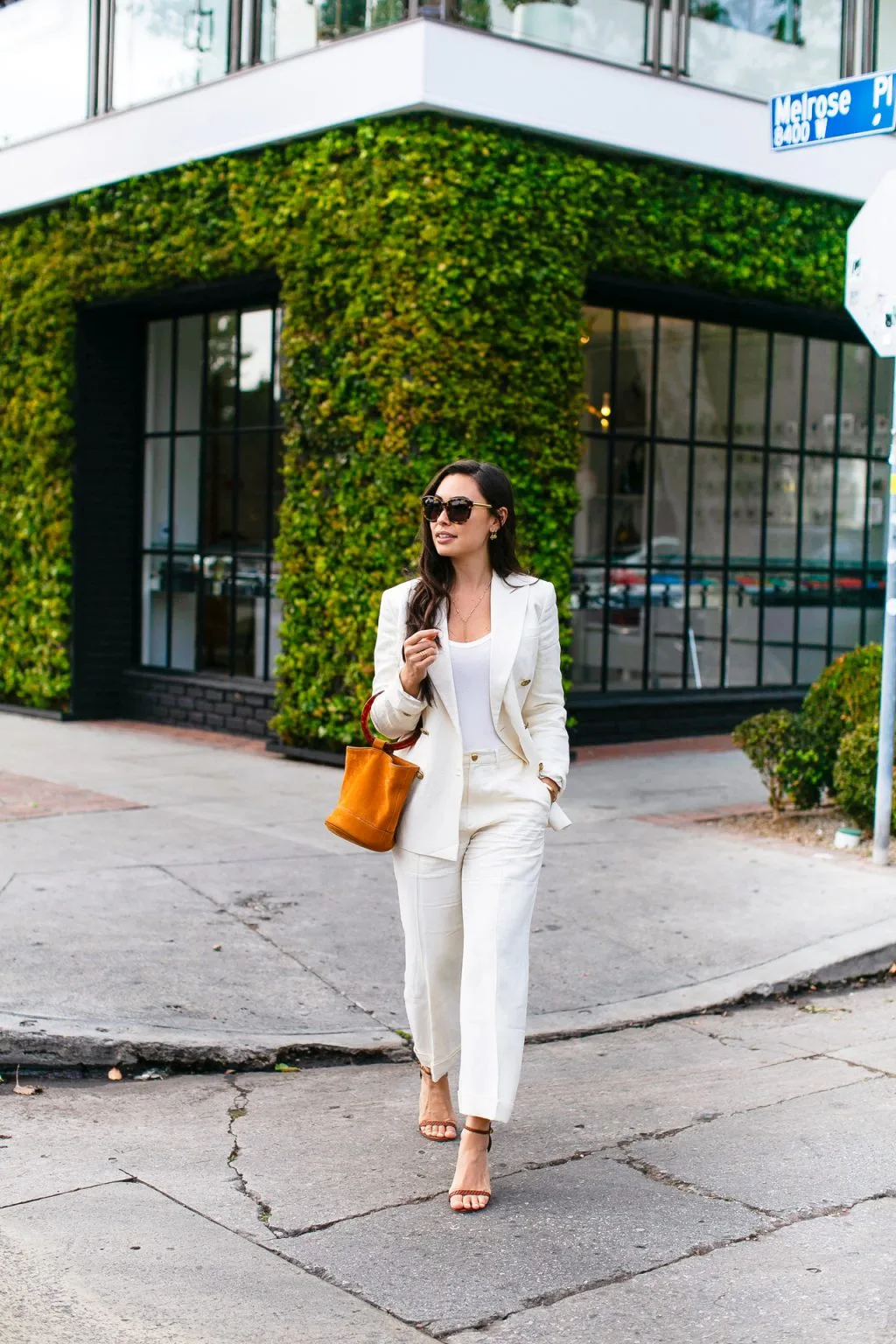 phối màu quần áo phỏng vấn suit màu trắng túi xách nâu
