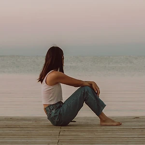 cô gái tuổi 30 ngồi trước biển