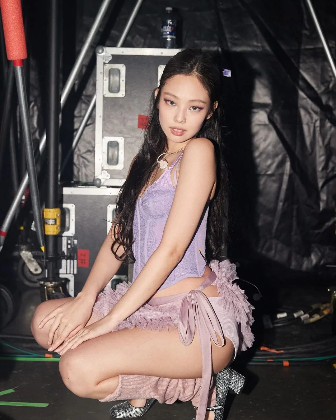 @jennierubyjane diện với ống chân hồng.