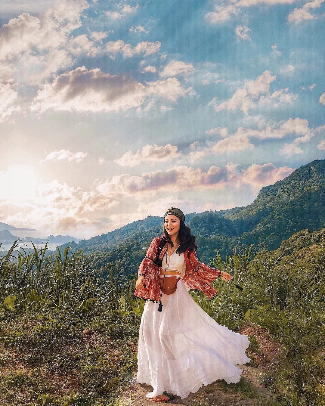 lê hà trúc mặc váy ren trắng theo phong cách boho chic