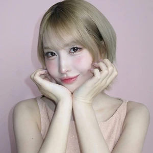 Gương mặt rạng rỡ với lớp nền căng bóng, makeup nhẹ và làn da mịn màng